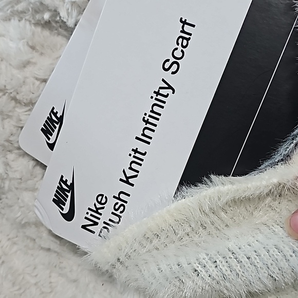 Nike Unisex Plush Infinity Scarf - Picture 2 of 4